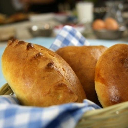 Пирожки с жареной капустой.