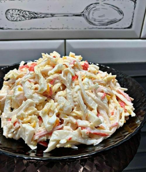 Салат с кальмарами и крабовыми палочками.