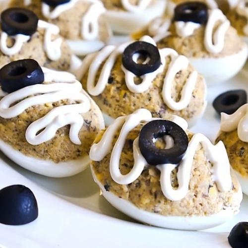 Фаршированные яйца со шпротами.