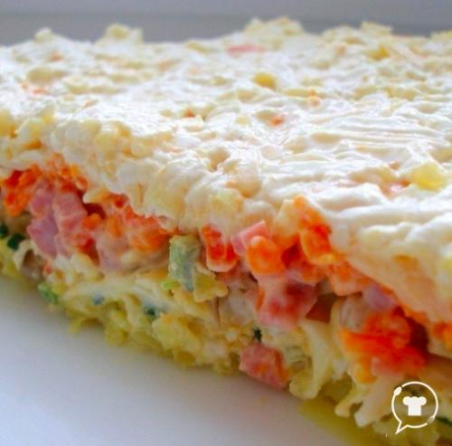 Очень вкусный слоеный салатик.