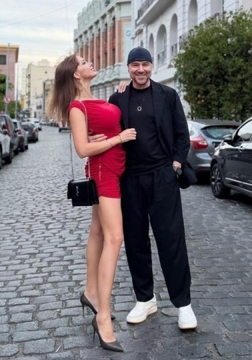 Он схватил ее за ногу, а она выпятила грудь: жаркие прикосновения Полины Дибровой и романа товстика в Аргентине. 01