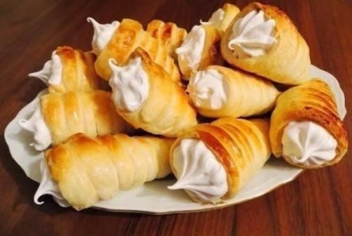 Слоёные трубочки с белковым кремом.