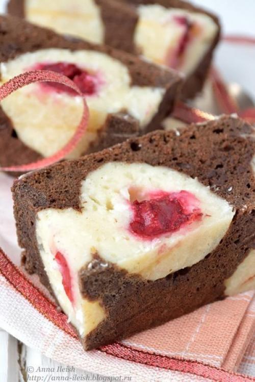 Шоколадный пирог с творожными шариками. 03