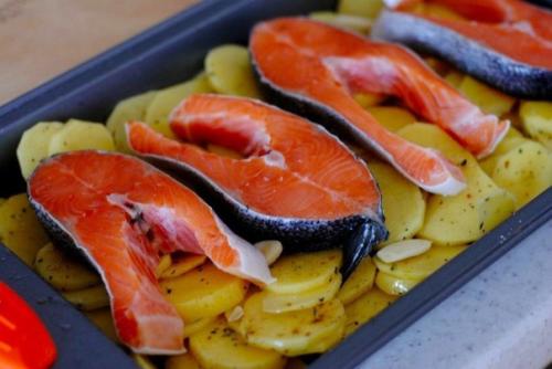 Форель под чесночным соусом, запеченная на картофельной Подушке? 02