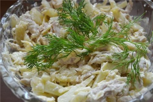 Интересный салат.  В этом салате такие странные для сочетания продукты, но на сколько они необычны друг для друга, на столько и вкусный салат.