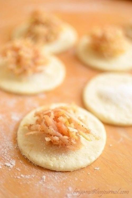 Сырные пирожки с яблочной начинкой. 03