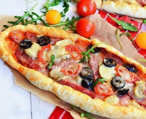 Пицца с салями и грибами. Пицца с салями и грибами.