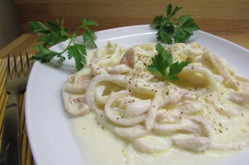 Кальмары в сметанном соусе, просто тают во рту. Кальмары в сметанном соусе, просто тают во рту.