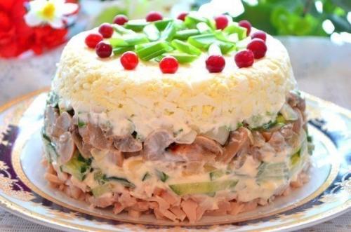 Куриный салат с яйцами и грибами.