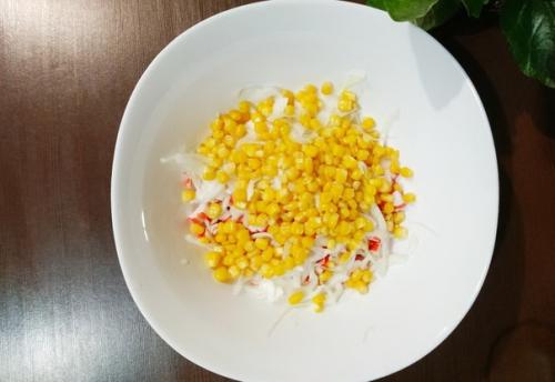 Крабовый салат с капустой и кукурузой. 01 Крабовый салат с капустой и кукурузой. 01