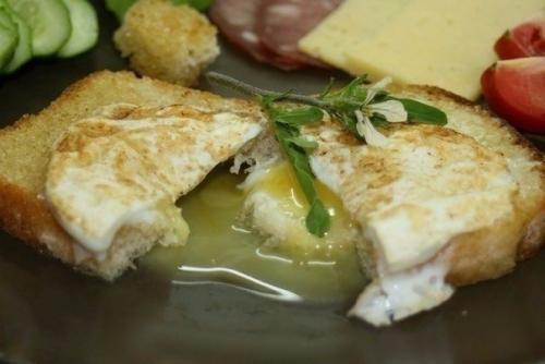 Гренки с яйцом - пашот по-английски.