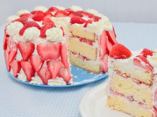 Торт со сливками и клубникой.