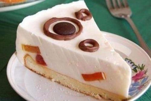 Торт со сметаной и печеньем.