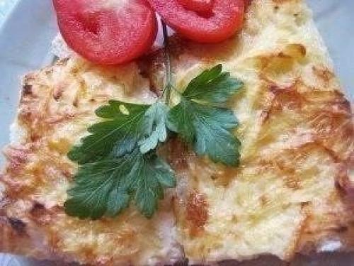 Курица, запeчeнная под тeртым картофeлeм.