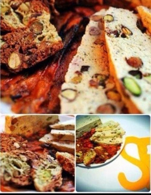 Сухарики из куриной грудки и террин из нее же.