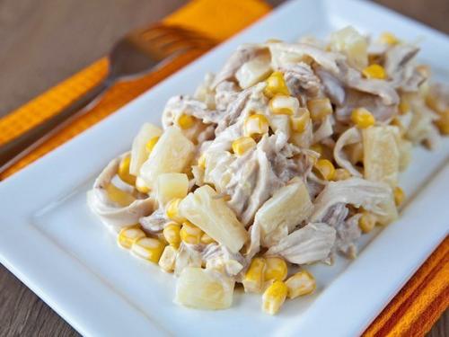 Салат с ананасами и курицей.