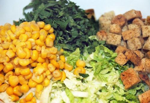 Салат с пекинской капустой, курицей и кукурузой. 04