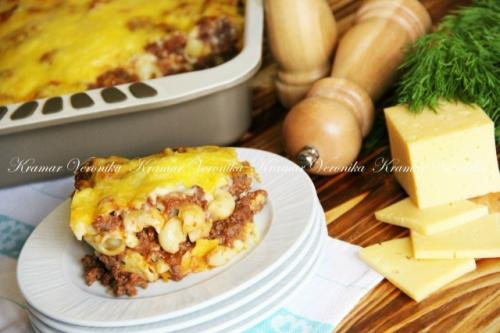 Запеканка из макарон с фаршем и соусом бешамель.

