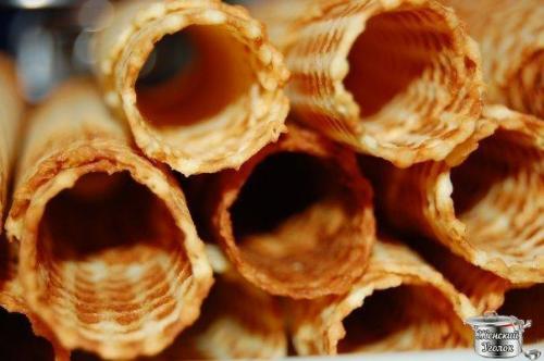 Вафельные трубочки с кремом?