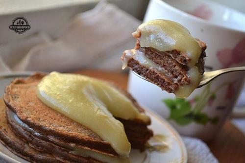 Шоколадные панкейки с заварным кремом.