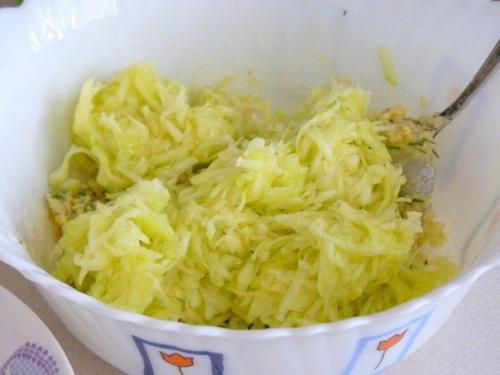 Кабачково - сырные оладьи. 04