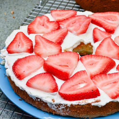 Торт со сливками и клубникой. 05