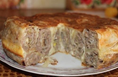 Мясной пирог из тонкого лаваша в заливке.