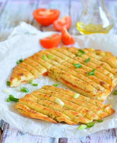Гриль - лепешки с помидорами и чесноком. 

