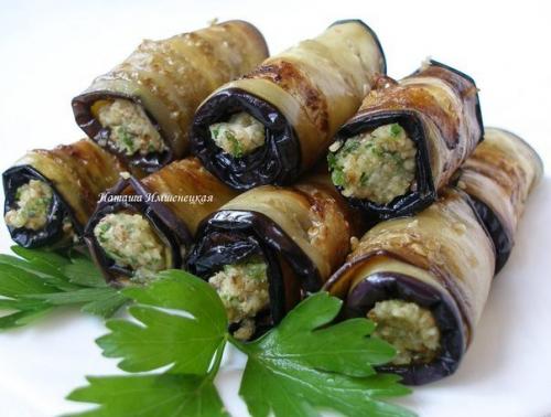 Рулеты из баклажанов с грецкими орехами.