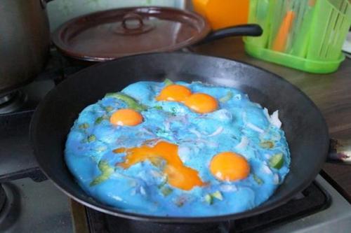 Голубая яичница.

Хотите удивить близких?  