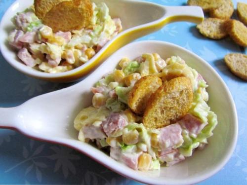 Хрустящий салатик с пекинской капустой.