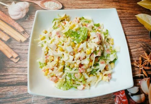 Крабовый салат с капустой и кукурузой.