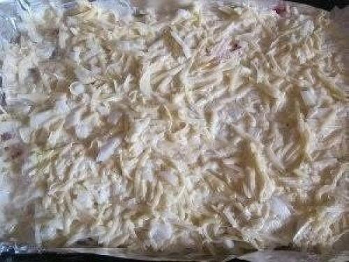 Курица, запeчeнная под тeртым картофeлeм. 05