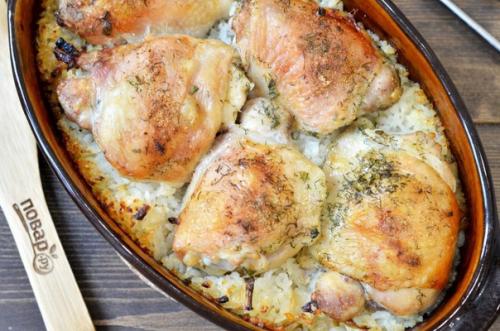 Куриные бедрышки с рисом в духовке.