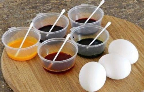 Оригинальный способ окраски пасхальных яиц. 01