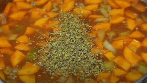 Рассольник с перловкой и солеными огурцами. 04