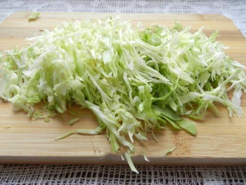 Салат с копченой колбасой и огурцами. 01