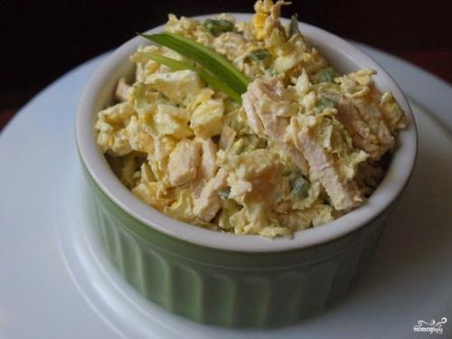 Салат из пекинской капусты с курицей.

