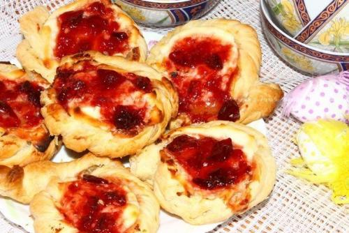 Слойки - ватрушки с творогом и джемом.

