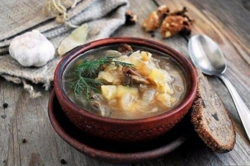 Гpибныe щи с квaшеной капyстoй.

