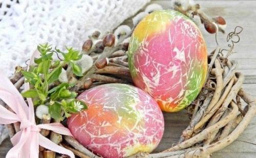 Оригинальный способ окраски пасхальных яиц.