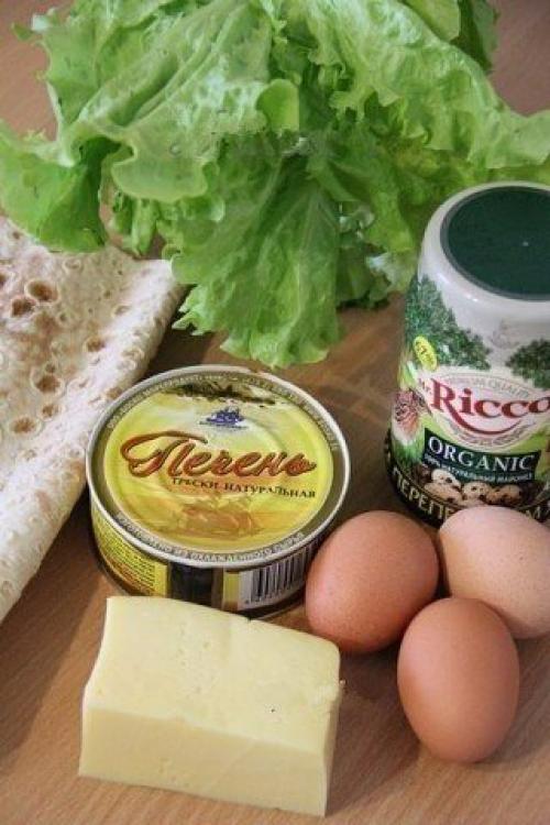 Рулет из лаваша с печенью трески.