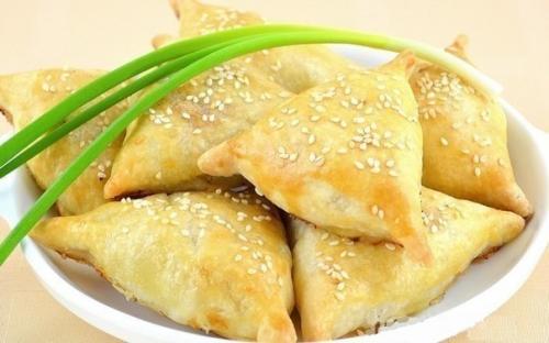 Нежное куриное мясо в хрустящем слоеном тесте. 05