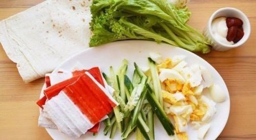 Рулет из лаваша с крабовыми палочками. 02