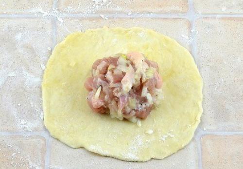 Нежное куриное мясо в хрустящем слоеном тесте. 02