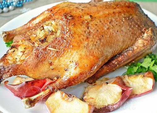 Утка с яблоками и с рисом.