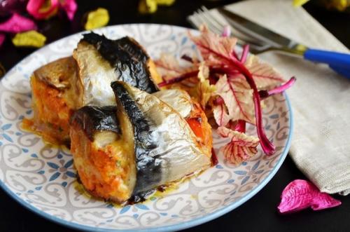 Рулеты из скумбрии с сыром и овощами.
