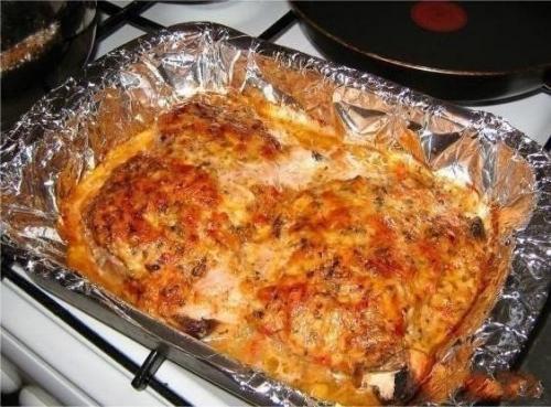 Острая свинина с сыром и грибами в духовке.