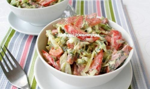 Салат с копченой колбасой и огурцами.