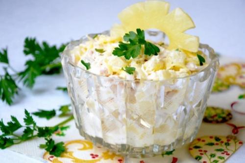 Салат с курицей и ананасом.